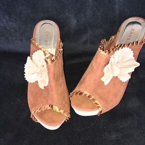 NWOT BAMBOO TAN SUEDE PLATFORM WEDGES SIZE 8